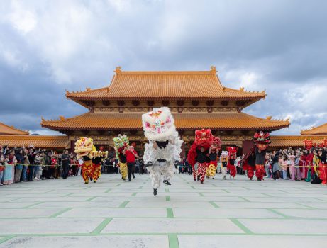 在喝采聲中，新春文化表演在成佛大道展開。北少林武術團表演祥獅獻瑞，翻騰跳躍。