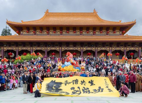 書法藝術家潘慶忠老師在地面上揮毫「地書」，筆鋒揮舞間大字一氣呵成。