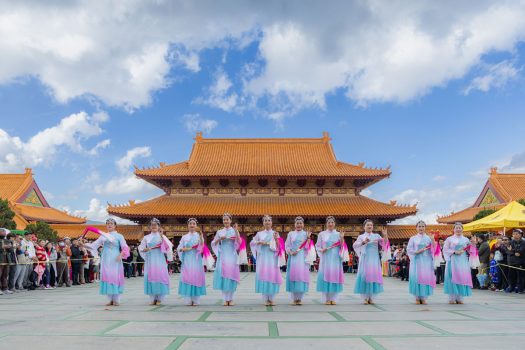 國際佛光會洛杉磯協會的《雲水禪扇》以扇為喻，展現禪意。