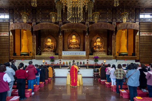 法會現場與線上共近 700 人參與,以禮佛修持揭開馬年序幕。