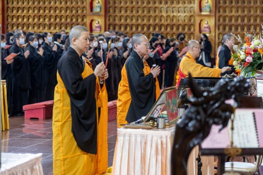 法會在〈爐香讚〉聲中展開,主法慧東法師於佛前拈香。