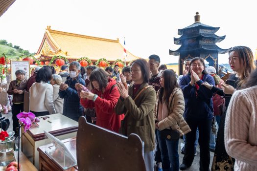 法會進行時,大殿外燒年香的信眾絡繹不絕。