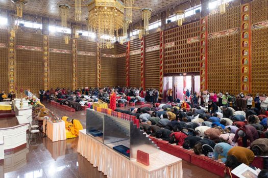 慧東法師帶領大眾禮拜諸佛。