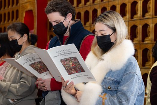 本土人士也來參與法會。