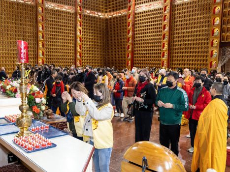 信眾依序於佛前獻燈。