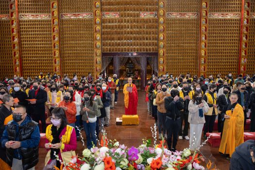 大殿獻燈祈福由西來寺住持慧東法師主法。