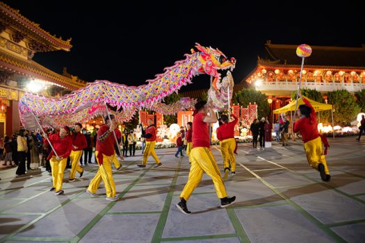 鑼鼓喧天、龍騰虎躍，舞龍表演將燈會氣氛推向高潮。