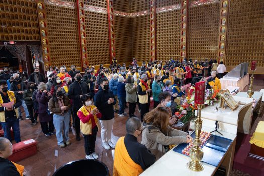 大眾依序於佛前獻燈祈福。