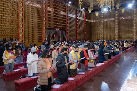 大眾恭讀開山祖師星雲大師〈新春祈願文〉，為新的一年發願祝福。