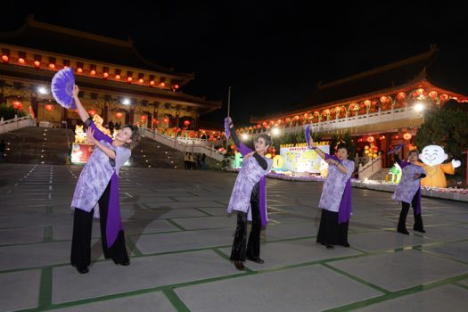 亞市分會演唱〈恭喜恭喜〉並表演〈走天涯〉舞蹈，炒熱年節氣氛。