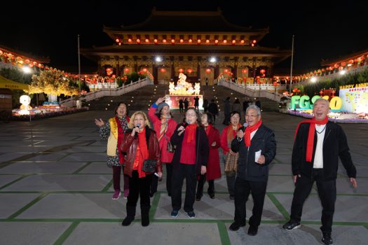 洛城一、二分會合唱粵語歌曲〈迎春花〉、〈歡樂年年〉，熱熱鬧鬧才有年味。