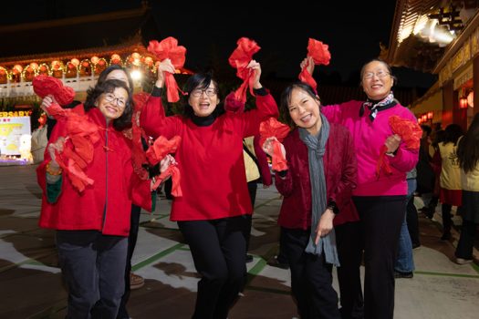 爾灣分會以歌舞〈迎春花〉獻上新春的祝福。