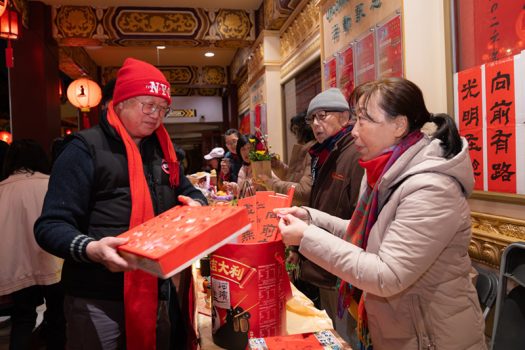 河濱分會準備趣味抽獎與福袋結緣，現場笑聲不斷。