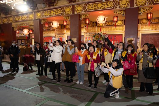 觀賞的信眾比表演人員還要激動！