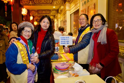 各分會報到服務台熱烈迎接會員到來。