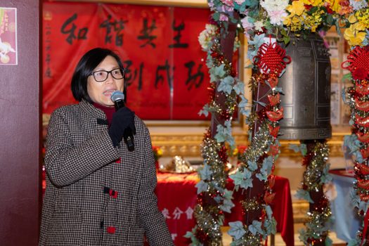 西來大學校長謝明華致詞並敲鐘，祝福大眾新年快樂。