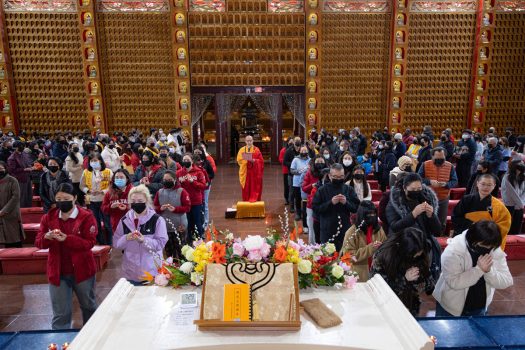 獻燈祈福法會由西來寺住持慧東法師主法，領眾諷誦《心經》及恭讀開山祖師星雲大師〈新春祈願文〉。