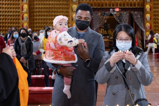 全家大、小朋友一起獻燈祈福。