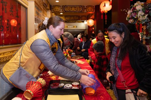 文化走廊上，各單位設置親子紙燈籠製作、串字珠鍊手作，小朋友串出「Lucky」、「Peace」等字樣。