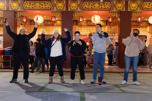 西來大學學生演唱〈佛教靠我〉，大眾隨之合唱。