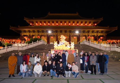 慧東法師(第2排右6)、謝明華校長(第2排右5)與西來大學師生合影。