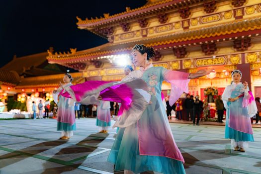 洛杉磯協會佛光人表演《雲水禪扇》，月夜下，衣袂飄飄，大眾鼓掌回應。