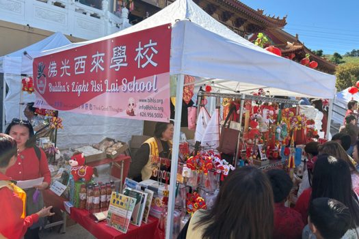 西來學校推出各式馬型布偶及文創小品，大、小朋友看了都愛不釋手。