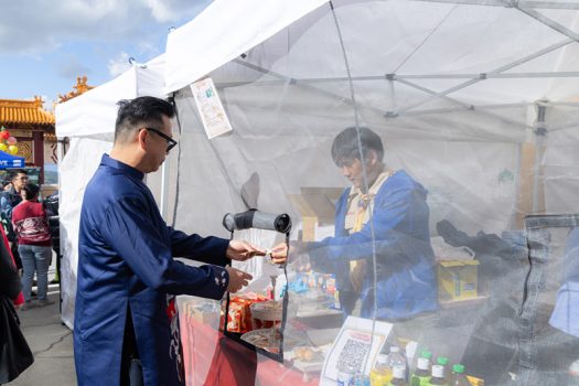 佛光西來童軍團Troop 8888提供罐裝飲品、餅乾小點，還推出新年組合，吸引小朋友的目光。