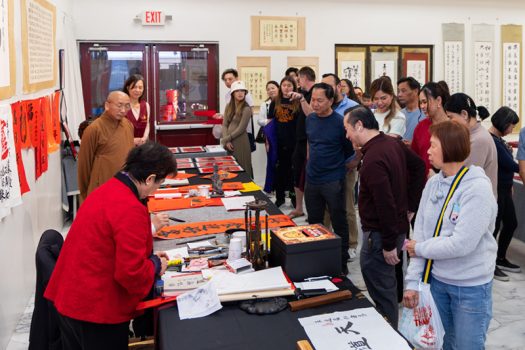 台灣著名書法藝術家潘慶忠揮毫義賣。2月22日為現場揮毫最後一天，不少民眾把握春節良機求取墨寶，人潮絡繹不絕。