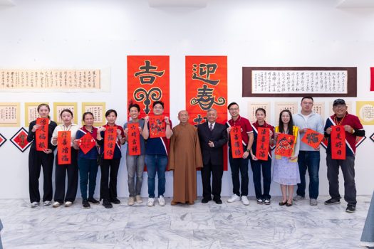 佛光緣美術館西來館主任慧軒法師(中)、潘慶忠老師(右6)、哈崗分會會長會長李覺華(左6)與哈崗分會會員等合影。