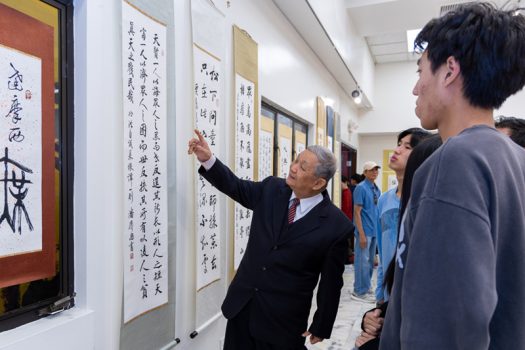潘慶忠老師為參觀的民眾詳盡解說作品內容。