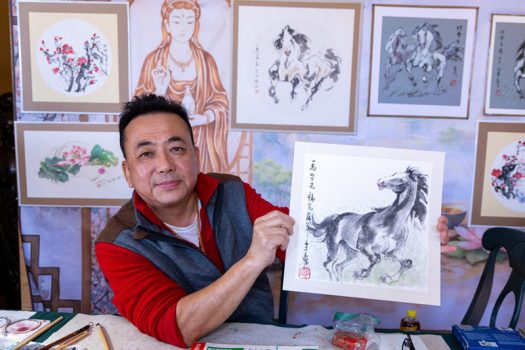 佛光緣美術館西來館展出畫家郝毅強作品，並現場示範作畫。