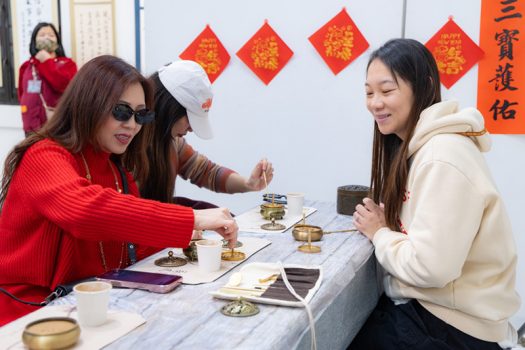 民眾現場體驗打香篆，專注將香粉填入篆模，靜待圖樣成形，神情專注而喜悅。
