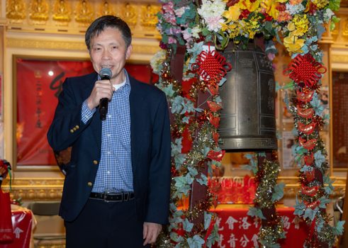 來賓鑽石吧市市長鄧嘉猷(Chia Yu Teng)致詞並敲鐘,祝福新年快樂。