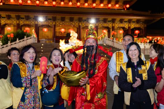 正月初八發發發!柔斯蜜分會郭栢偉扮演財神爺,手捧金澄澄大元寶發送糖果,甫一現身便被大眾圍住。