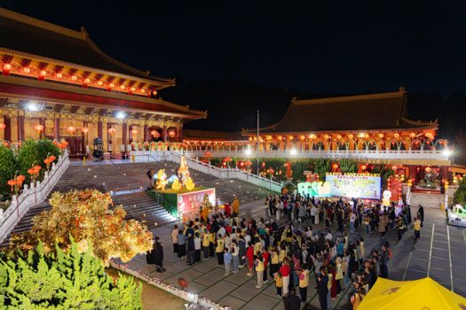 2026年2月25日，佛光山西來寺舉行新春平安燈會第五場活動，由國際佛光會洛杉磯協會喜瑞都分會、羅蘭一分會、羅蘭二分會及白塔二、三分會聯合承辦，嘉賓與近320位佛光人攜親朋好友及社區民眾齊聚道場。