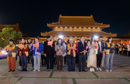 當晚於成佛大道舉行獻燈祈福法會。