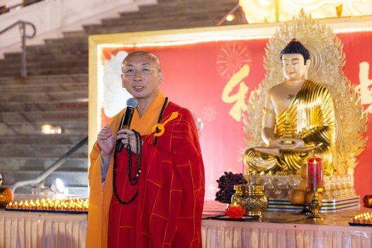 在主法慧軒法師引領下，大眾虔誠諷誦《心經》，並恭讀開山祖師星雲大師〈新春祈願文〉。