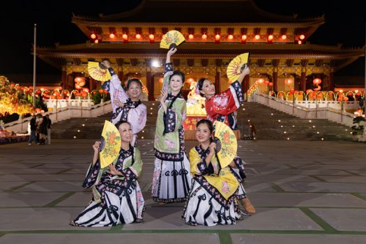 白塔二分會盛裝表演舞蹈〈戲文說〉，典雅動人。