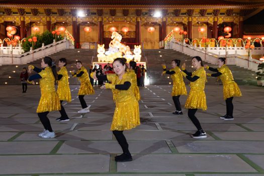 羅蘭二分會演出〈恭喜發財〉舞蹈，熱鬧喜慶。