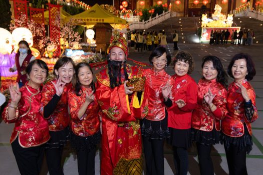 壓軸的「迎財神」表演象徵吉祥富足，掌聲與笑聲交織，為燈會畫下圓滿句點。