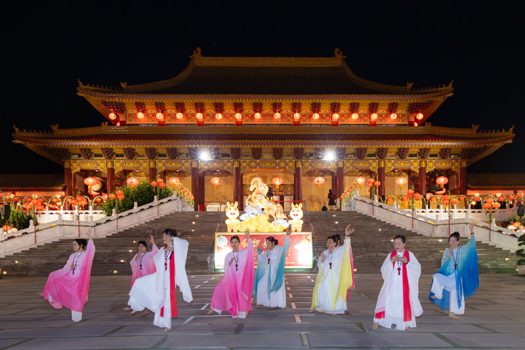 聖博二分會以舞蹈〈春有百花秋有月〉詮釋柔美禪意。