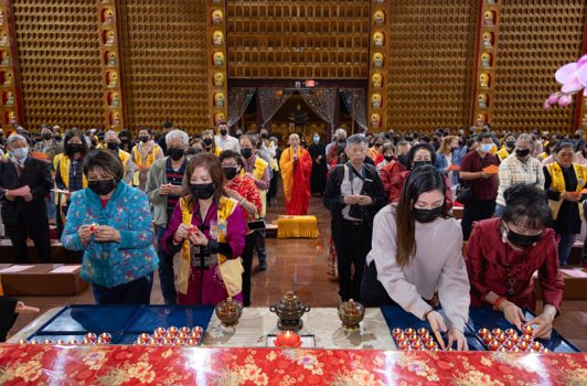 大眾依序進入莊嚴的大雄寶殿，參加「獻燈祈福法會」，由慧軒法師主法。