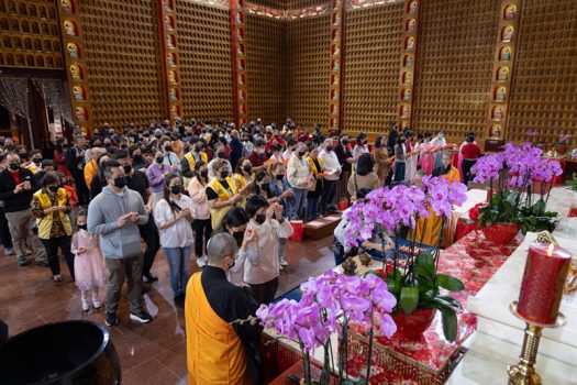 大眾依序於佛前「獻燈」，當晚點亮的一盞盞平安燈，不僅供養諸佛，也象徵點亮內心光明與希望。