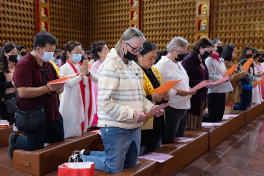 大眾恭讀星雲大師〈新春祈願文〉，在佛光四句偈的迴向聲中，將點燈功德回向十方法界，祈願社會祥和、眾生平安。