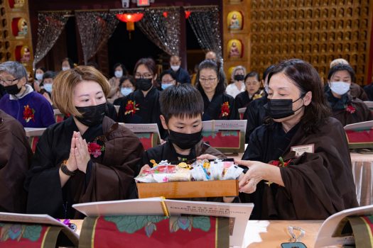 小朋友在家長陪同下也虔誠參與傳供。