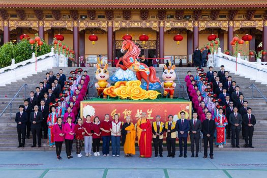 慧東法師(前排右6)、法務組組長覺昭法師(前排右7)與獻供、侍席人員、工作人員大合影。