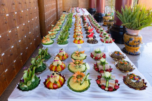 每道齋菜各具寓意：多樣丸子象徵「和諧共生」；壽桃造型的菜品旁點綴駿馬圖騰 ，寓意「馬到成功」，呼應佛光山開山祖師星雲大師新春祝福法語。