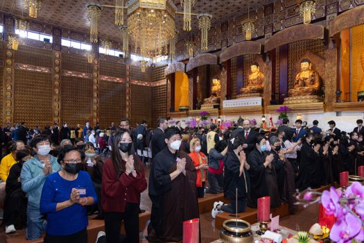 3月1日上午第一支香呈獻供養，大殿湧入近300位齋主參與盛會。