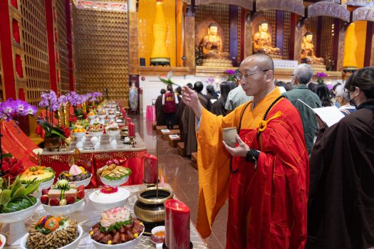 3月1日上午第二支香上供，主法和尚慧軒法等針對每個席位進行灑淨。